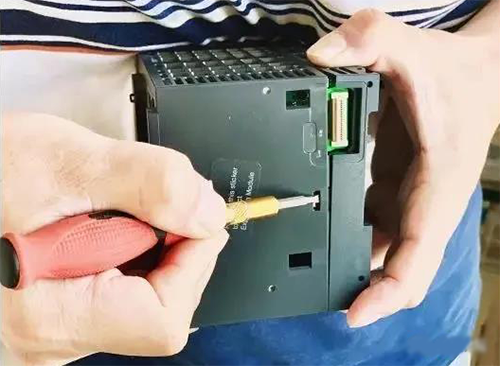 打开Modicon M262施耐德PLC外壳 打开Modicon M262施耐德PLC外壳