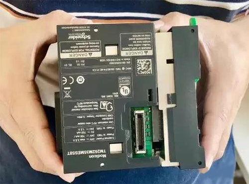 分开Modicon M262底盖和上盖 分开Modicon M262底盖和上盖