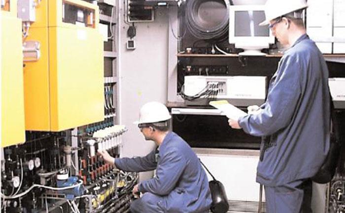 仪表工在现场进行仪表维修-//www.fkswng.com/tech/1194.html
