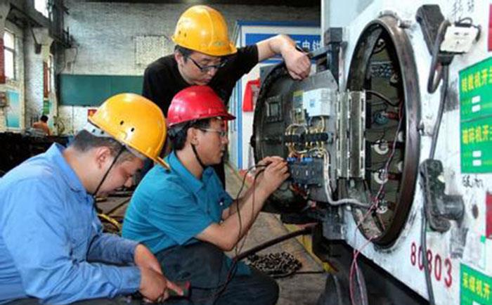 仪表大拿在带电修理仪表-//www.fkswng.com/tech/1230.html