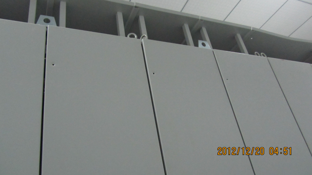 柜体后封板的固定螺丝缺失 柜体后封板的固定螺丝缺失