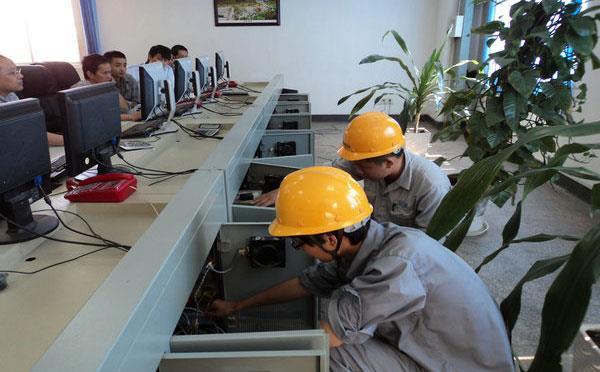 fkswng仪表工程师在进行DCS系统接地施工 fkswng仪表工程师在进行DCS系统接地施工