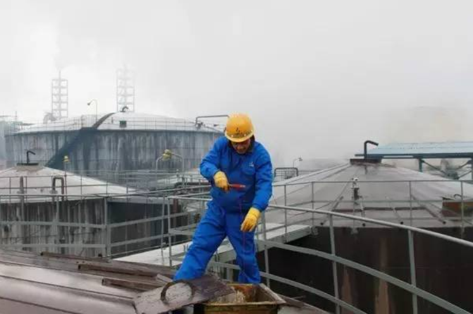 仪表工人在酸罐顶部取硫酸样 仪表工人在酸罐顶部取硫酸样