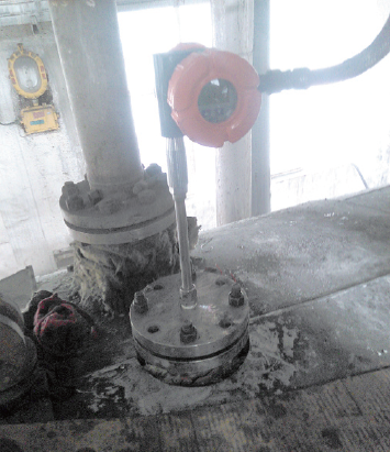 安装在现场的磁致伸缩液位计 安装在现场的磁致伸缩液位计