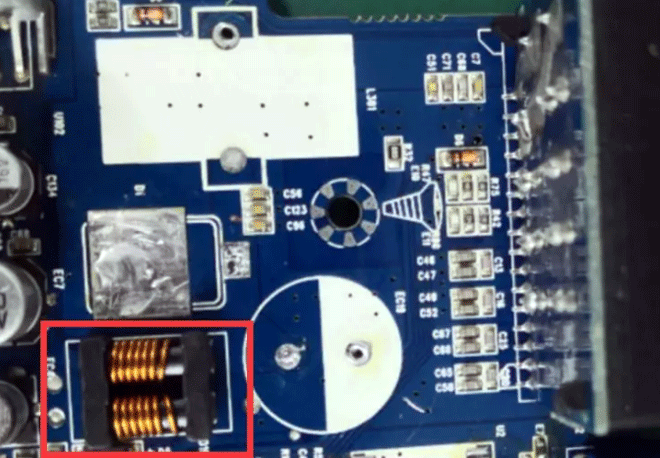 线路板电源输入口的滤波电路没有靠近接口放置 线路板电源输入口的滤波电路没有靠近接口放置