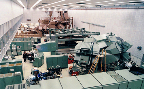 前部的是登月舱模拟器,后部的是指令舱模拟器 前部的是登月舱模拟器,后部的是指令舱模拟器