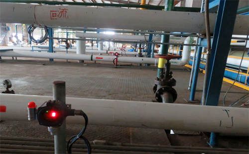 上图钢板平台下面是氯气储罐 上图钢板平台下面是氯气储罐