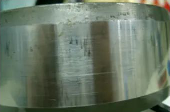 圆柱滚子轴承安装时对滚道造成的拉伤痕迹 圆柱滚子轴承安装时对滚道造成的拉伤痕迹