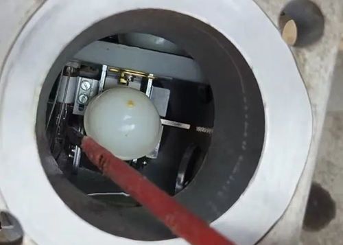 图中可见上层浮球的掠影、下层浮球、左侧的重瓦斯干簧节点及被浮球挡住的挡板 图中可见上层浮球的掠影、下层浮球、左侧的重瓦斯干簧节点及被浮球挡住的挡板